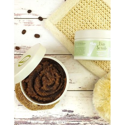 Scrub corpo con zucchero di canna, polvere di mandorle, sale integrale ed estratti naturali di edera, ginkgo, rosmarino