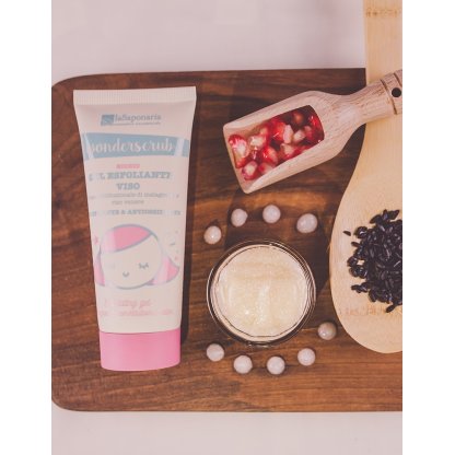 Scrub viso acqua costituzionale di melagrana e riso venere