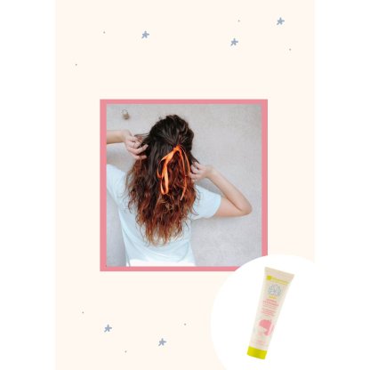Retro di ragazza con capelli mossi legati