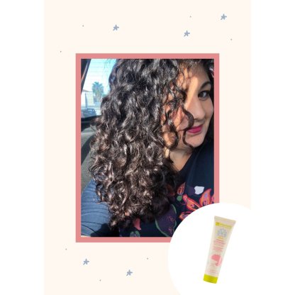 Ragazza con capelli ricci