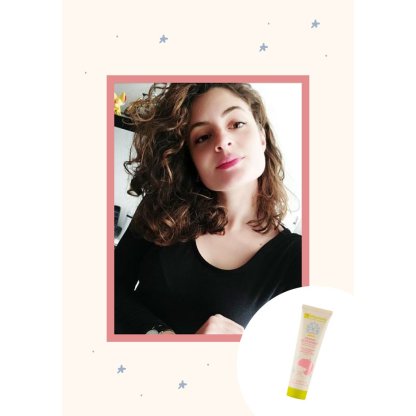 Ragazza gioca con i suoi capelli ricci