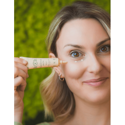 Ragazza applica la crema contorno occhi