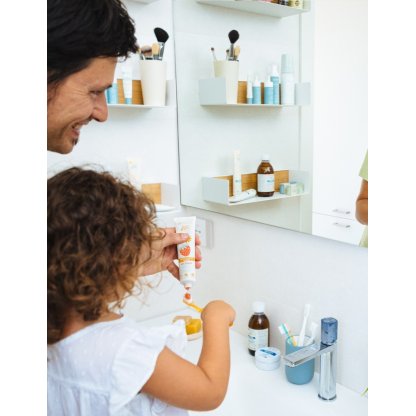 Papà e figlia lavano i denti con dentifricio per bambini alla Fragola