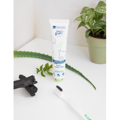 Dentifricio menta e carbone attivo