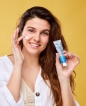 Ragazza applica sul viso la crema solare antiage con SPF30