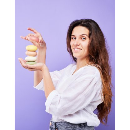 Ragazza tiene in mano diverse creme solide
