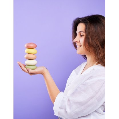 Ragazza tiene in mano diverse creme solide