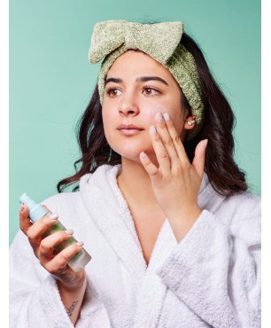 Ragazza applica la crema viso purificante