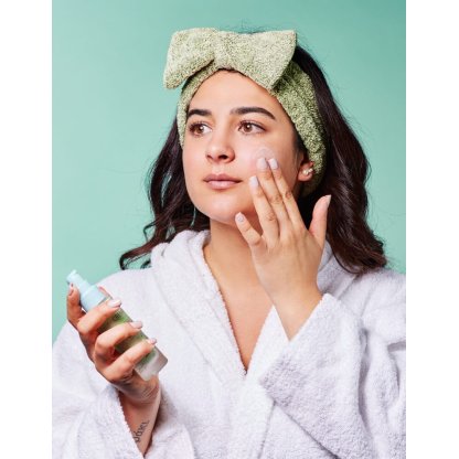 Ragazza applica la crema viso purificante