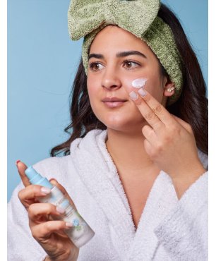 Ragazza applica la crema viso opacizzante