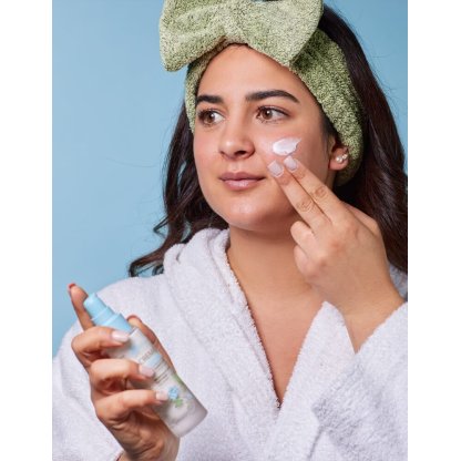 Ragazza applica la crema viso opacizzante