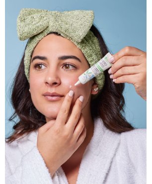 Ragazza applica siero sul brufolo