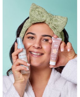 Ragazza con crema viso opacizzante ad effetto primer e BB cream