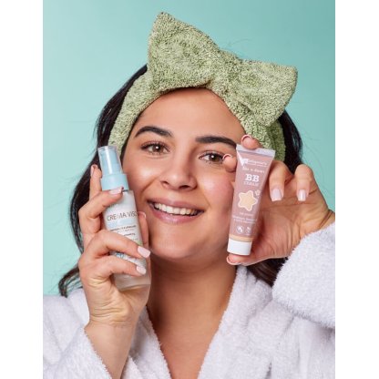 Ragazza con crema viso opacizzante ad effetto primer e BB cream