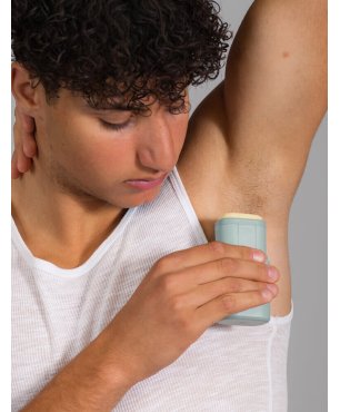 Ragazzo con applicatore Kiima e deodorante solido esotico fruttato