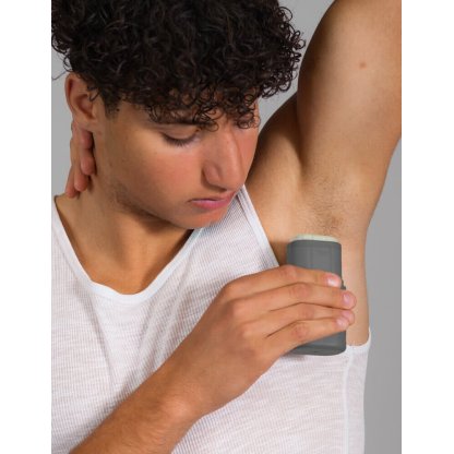 Ragazzo con applicatore Kiima e deodorante solido extra fresco