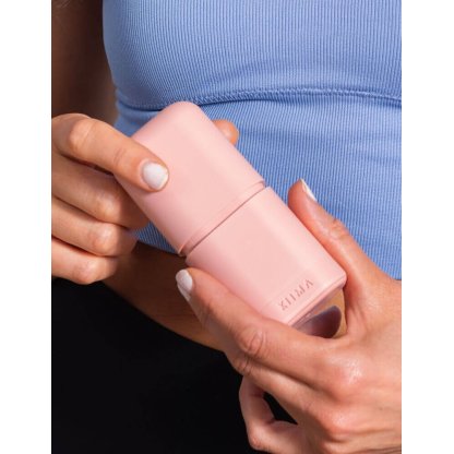 Ragazza apre applicatore Kiima rosa antico