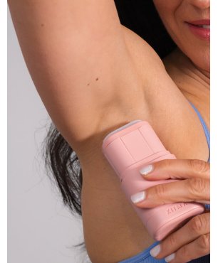 Ragazza con applicatore Kiima rosa antico e deodorante solido