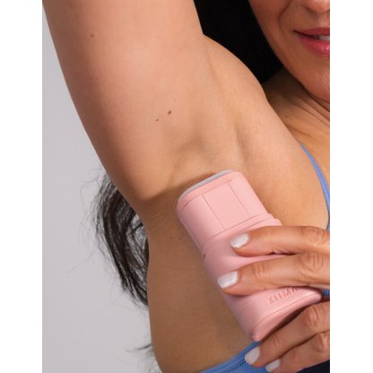 Ragazza con applicatore Kiima rosa antico e deodorante solido