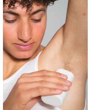 Ragazzo con applicatore Kiima bianco e deodorante solido