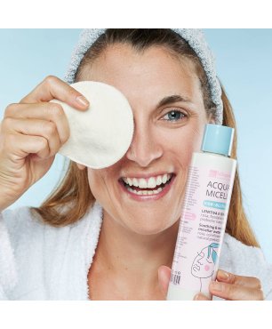 Ragazza rimuove il trucco con acqua micellare e salvietta in cotone riutilizzabile