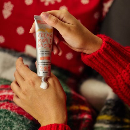 Ragazza applica la crema mani riparatrice