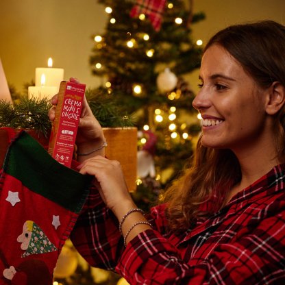 Ragazza a Natale riceve come regalo la crema mani e unghie riparatrice