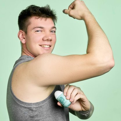 Ragazzo applica biodeo roll-on Alaska sport