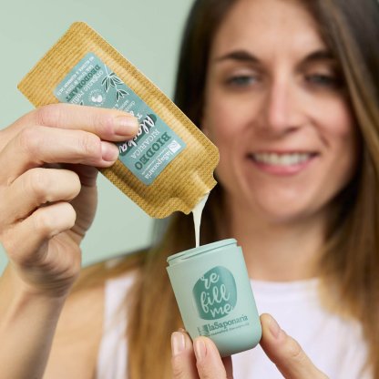 Ragazza con applicatore roll-on e ricarica biodeo