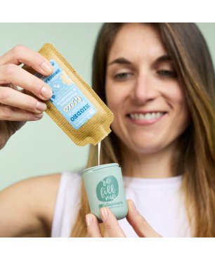 Ragazza con applicatore roll-on e ricarica biodeo