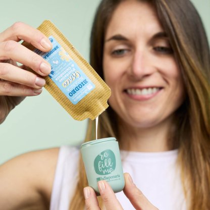 Ragazza con applicatore roll-on e ricarica biodeo
