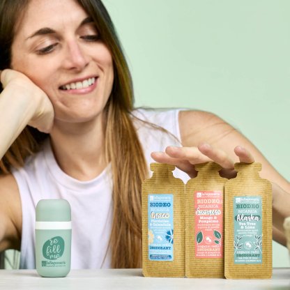 Ragazza con applicatore roll-on e biodeo ricariche