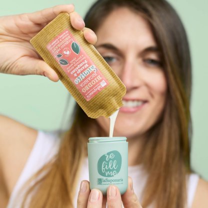 Ragazza con applicatore roll-on e ricarica biodeo