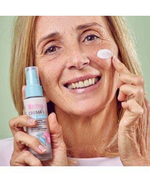 Donna matura applica la crema viso collagene