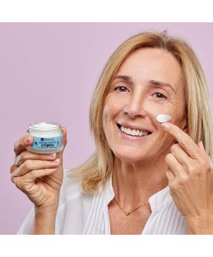 Donna matura applica crema viso ai peptidi