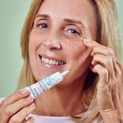 Donna applica il siero sul contorno occhi