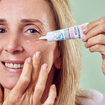 Donna applica il siero sul contorno occhi