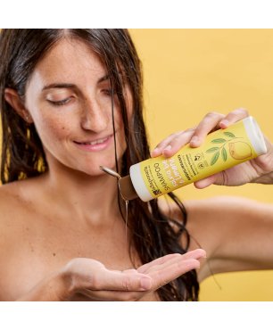ragazza con shampoo salvia bio e limone
