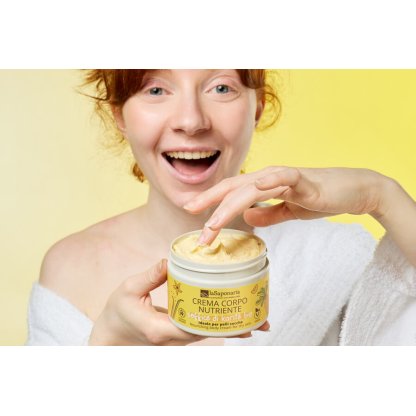 Ragazza con crema corpo Soffice di Karitè bio